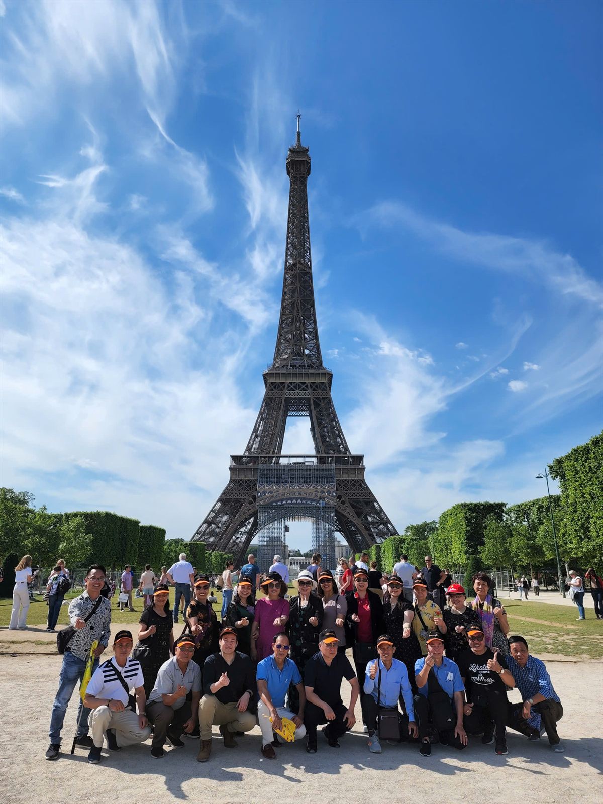 Đoàn khách AVORY chụp ảnh lưu niệm dưới tháp Eiffel, Paris (Pháp)