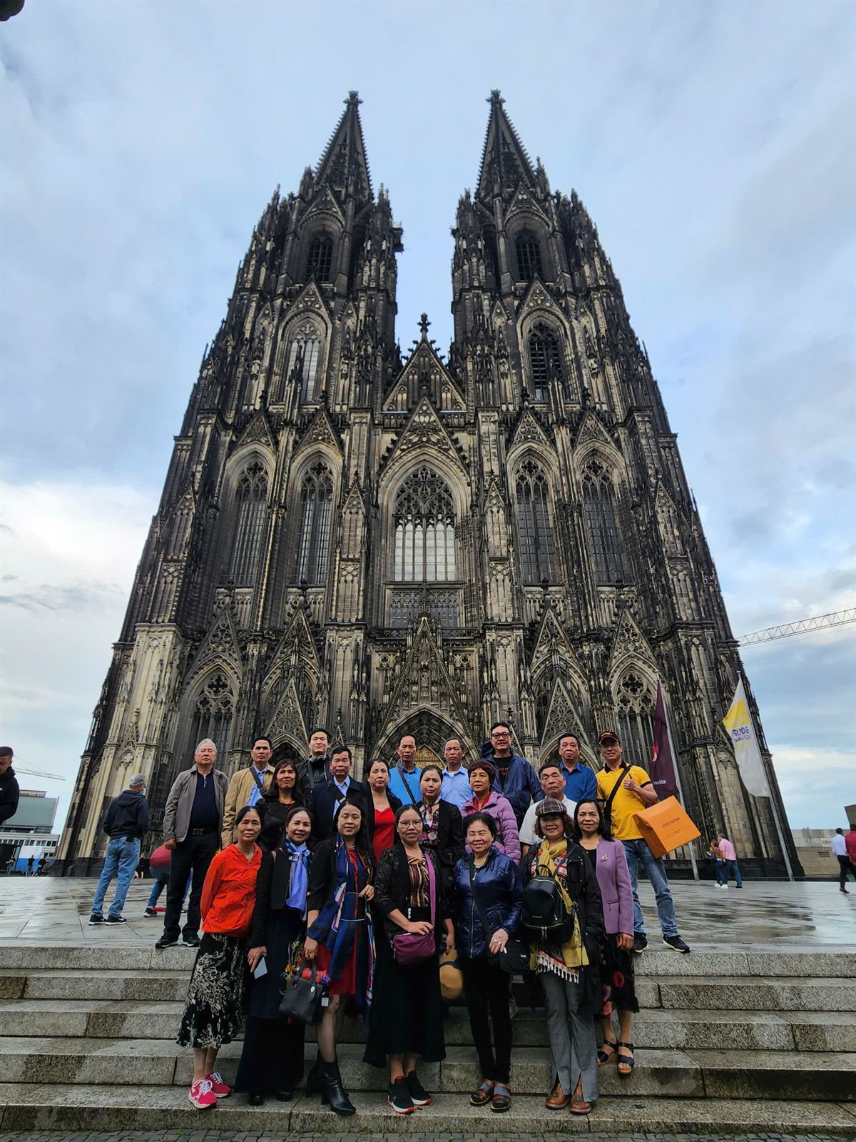 Đoàn khách AVORY trên bậc thềm Nhà thờ lớn Köln (Đức)